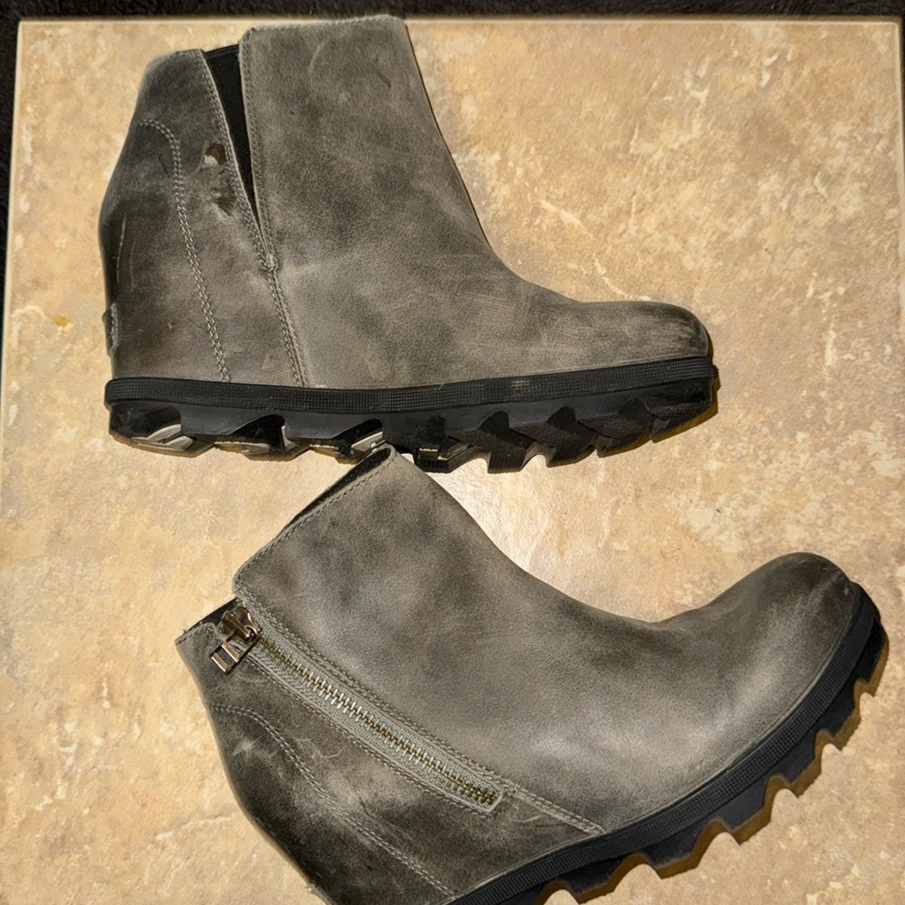 ❤️ Host Pick ❤️ Sorel Gray Genuine Leather Side Zip Hidden Wedge Designer Sole…